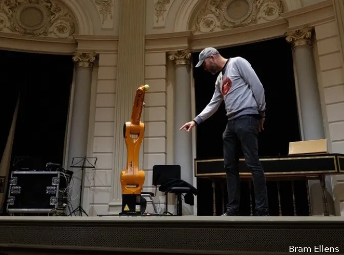 08052024 radboud reflects kunst en technologie contact met robots foto bram ellens