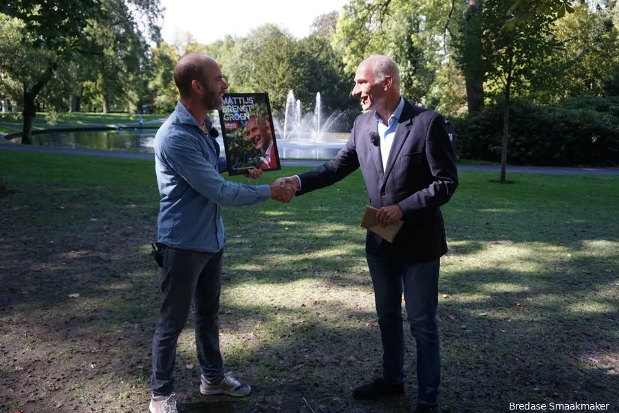 overhandiging onderscheiding wethouder peter bakker aan mattijs van dalen