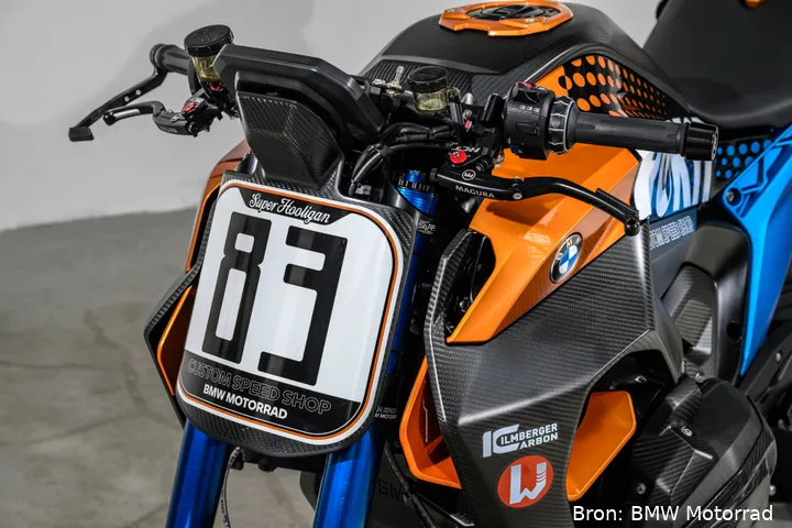 P90630194_highRes_bmw-presents-the-r-1