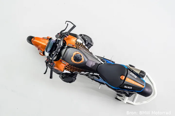 P90630219_highRes_bmw-presents-the-r-1