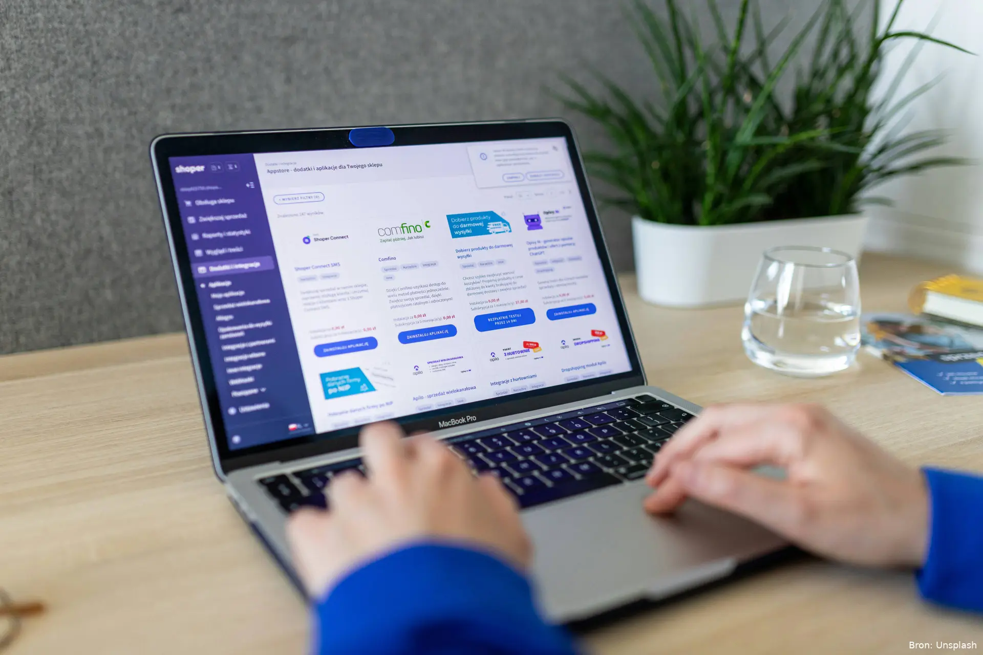 shoper-i9CxbB1HlfM-unsplash
