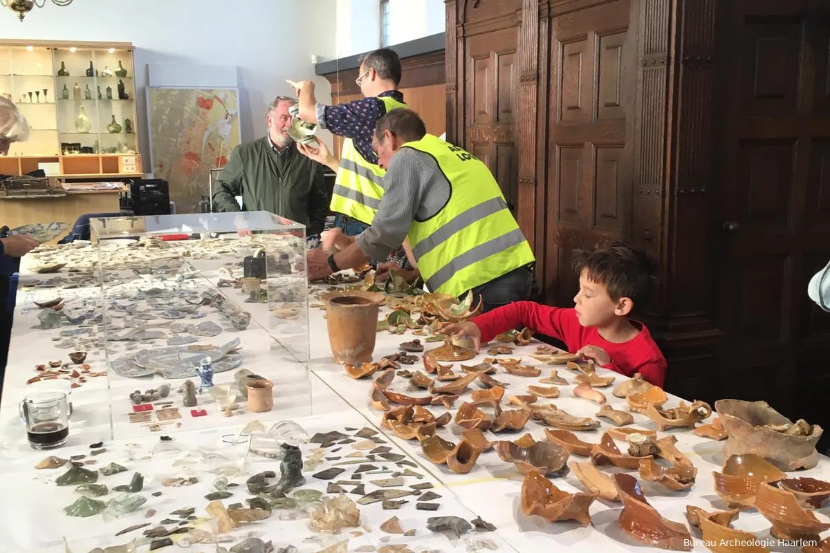 archeologische vondsten bekijken in de bakenesserkerk foto bureau archeologie haarlem kopieren