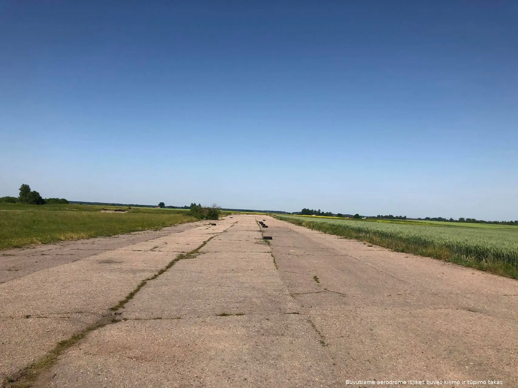 buvusiame aerodrome islikes buves kilimo ir tupimo takas