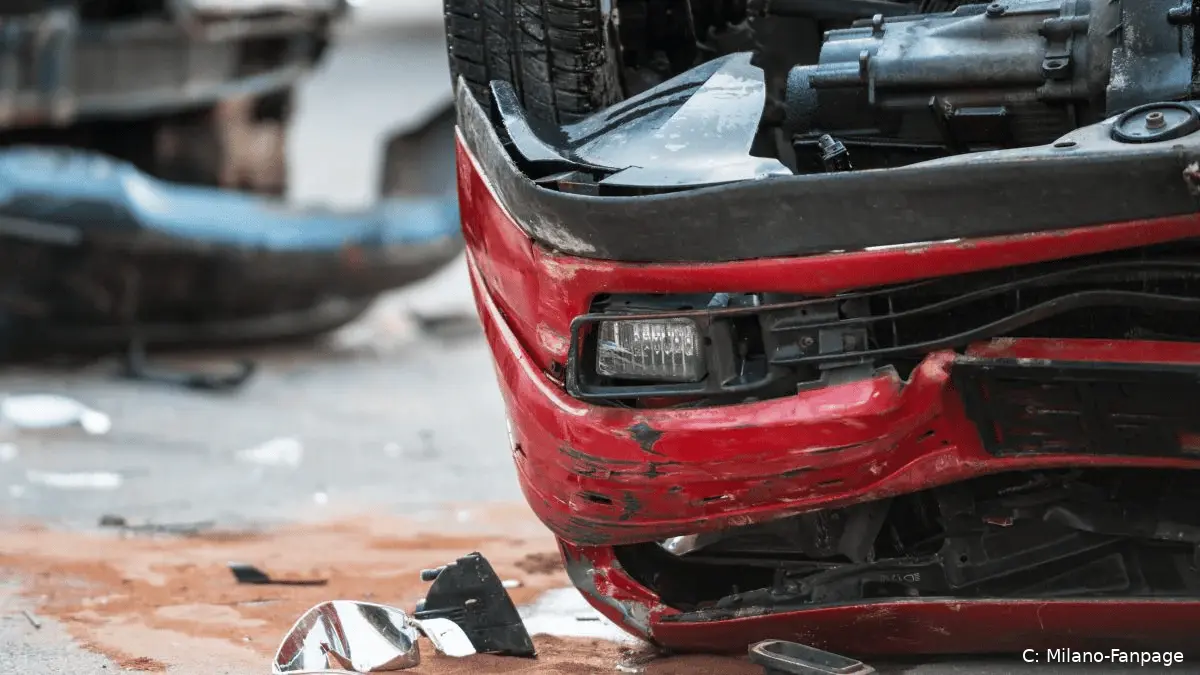 auto rossa incidente