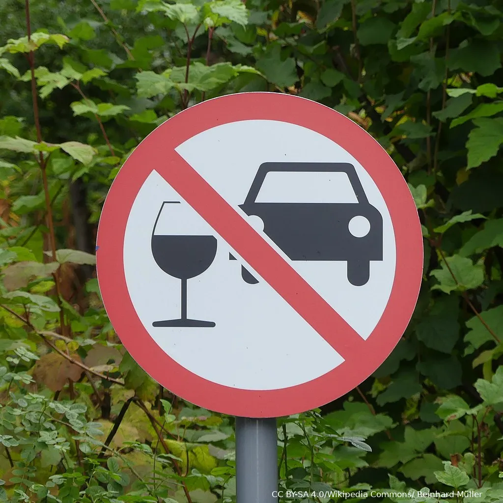 1024px dont drink and drive sign at strathisla whisky distillery car park alcohol reinhard muller wikipedia cc by sa 40