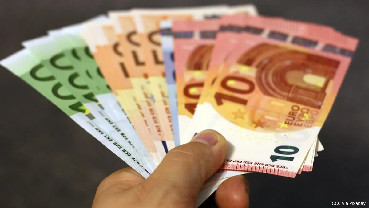 hand met waaier van eurobiljetten