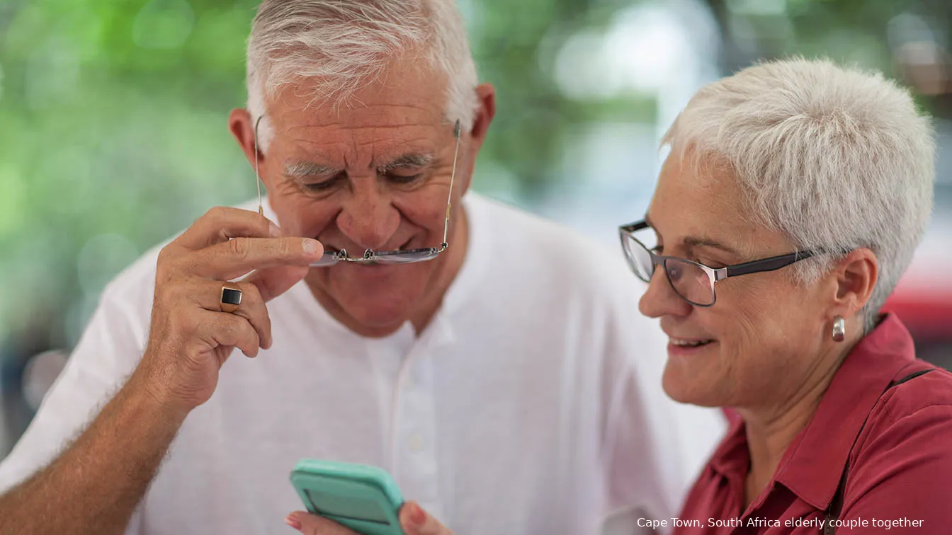 vrouw uitleg smartphone man 2