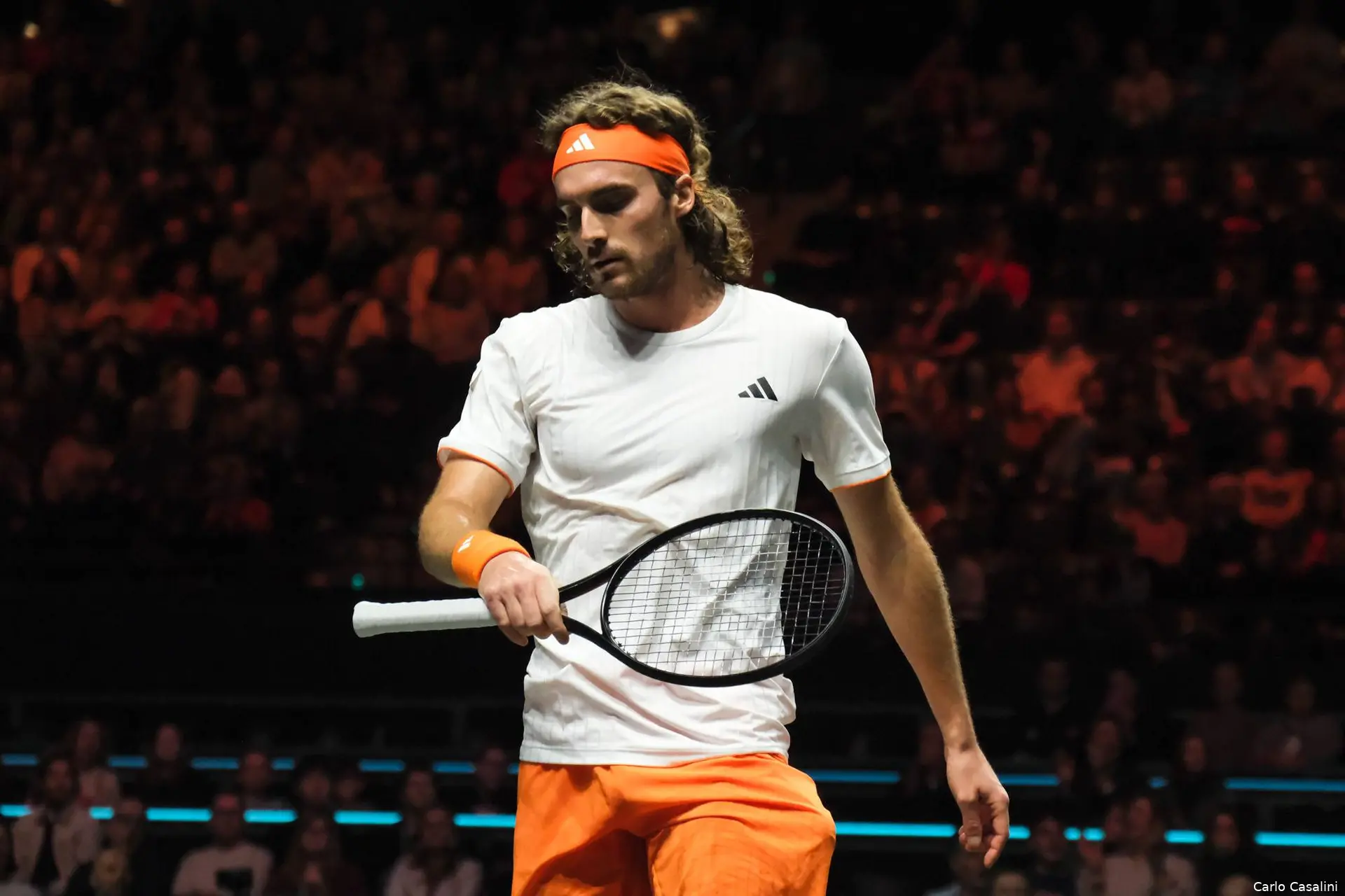 Stefanos Tsitsipas hebt den Schläger.