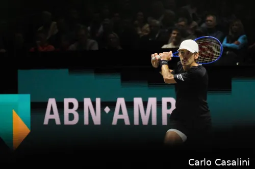 Alex de Minaur returns.