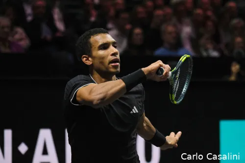 Felix Auger-Aliassime devuelve de revés.