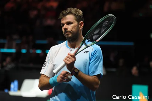 Stan Wawrinka holds racquet.
