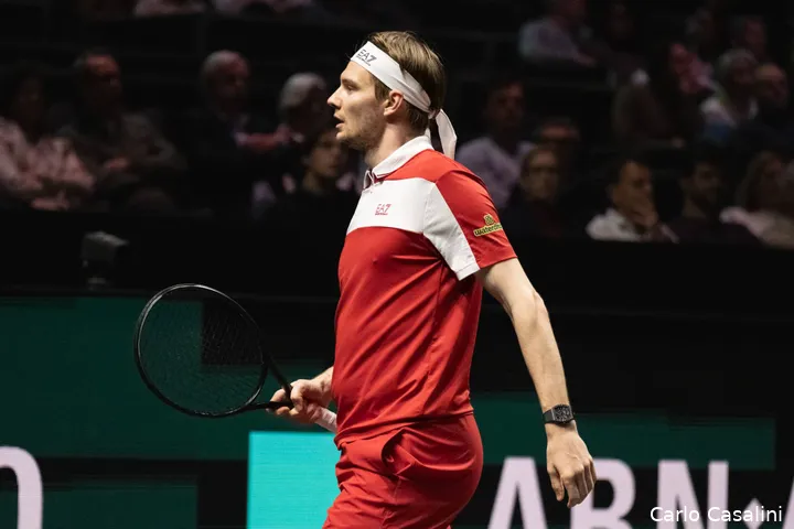 Alexander Bublik returns to baseline.