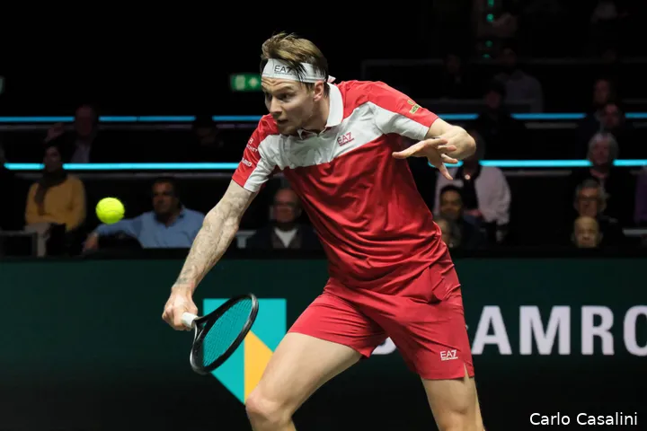 Alexander Bublik slices during Hurkacz tie