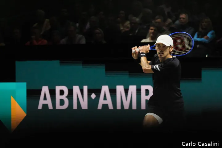 Alex de Minaur returns.