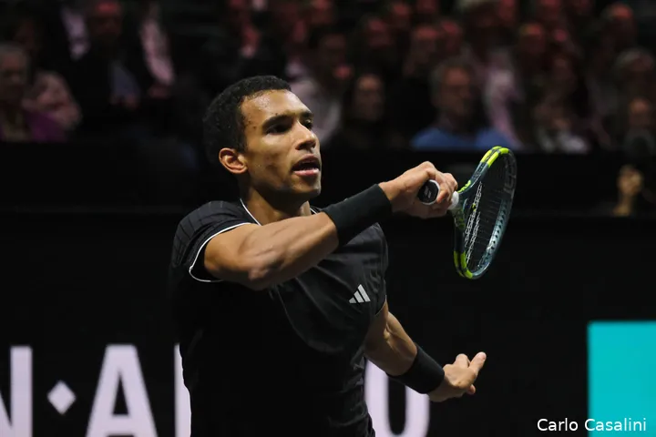 Felix Auger-Aliassime schlägt eine Rückgabe.