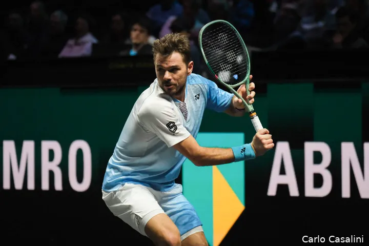 Stan Wawrinka hits backhand.