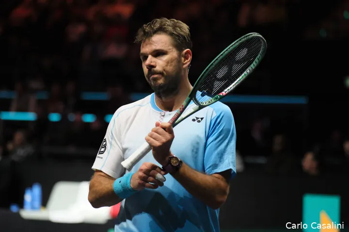 Stan Wawrinka holds racquet.