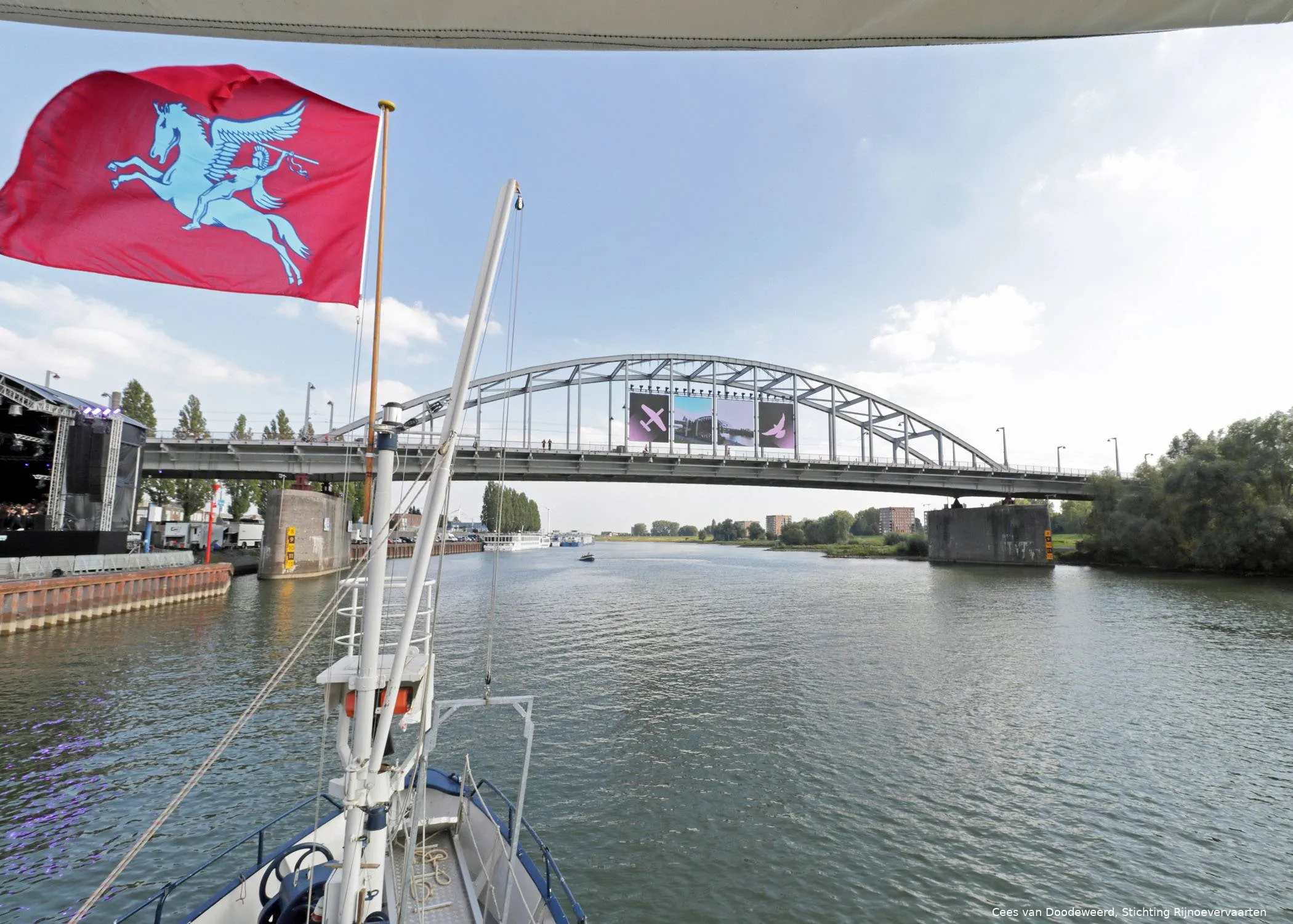 Vaartocht naar de John Frost brug