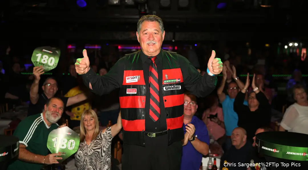 Dennis Priestley in seinem markanten rot-schwarzen Outfit