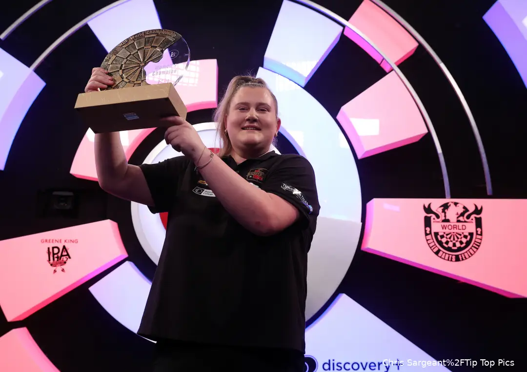 Ein gewohntes Bild: Beau Greaves feiert in Lakeside den Gewinn eines Weltmeister-Titels