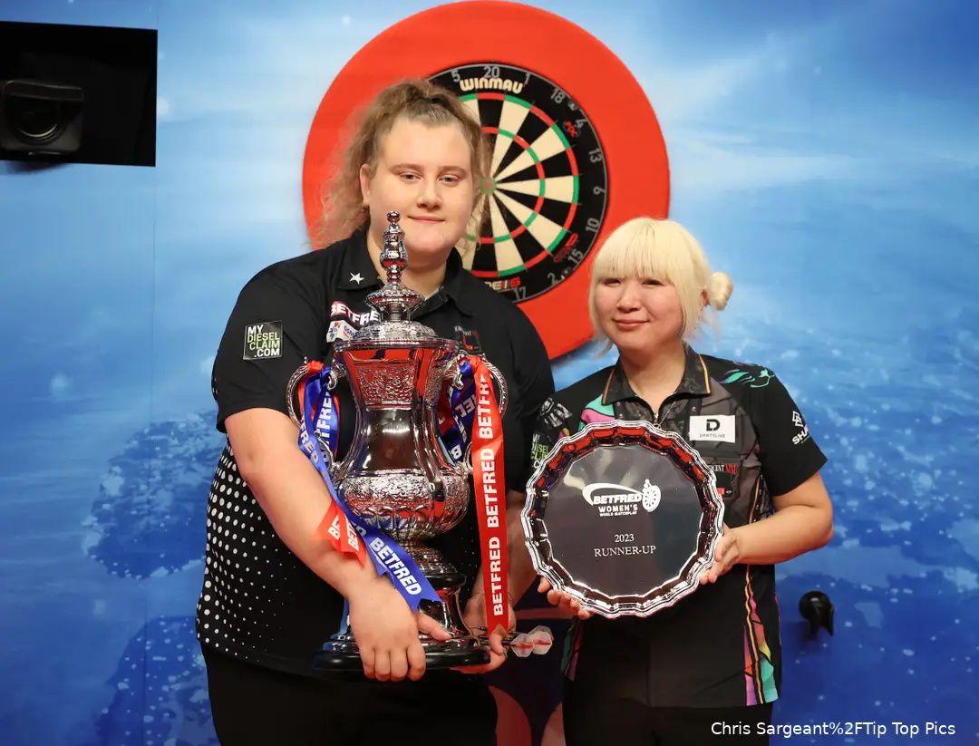 Siegerfoto Women's World Matchplay: Beau Greave und Mikuru Suzuki mit Trophäen<br>