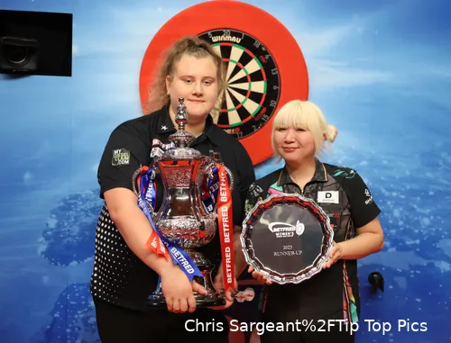 Siegerfoto Women's World Matchplay: Beau Greave und Mikuru Suzuki mit Trophäen<br>