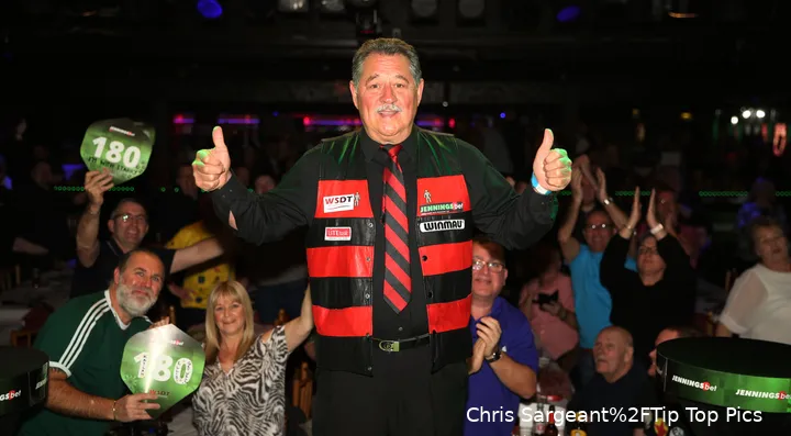 Dennis Priestley in seinem markanten rot-schwarzen Outfit