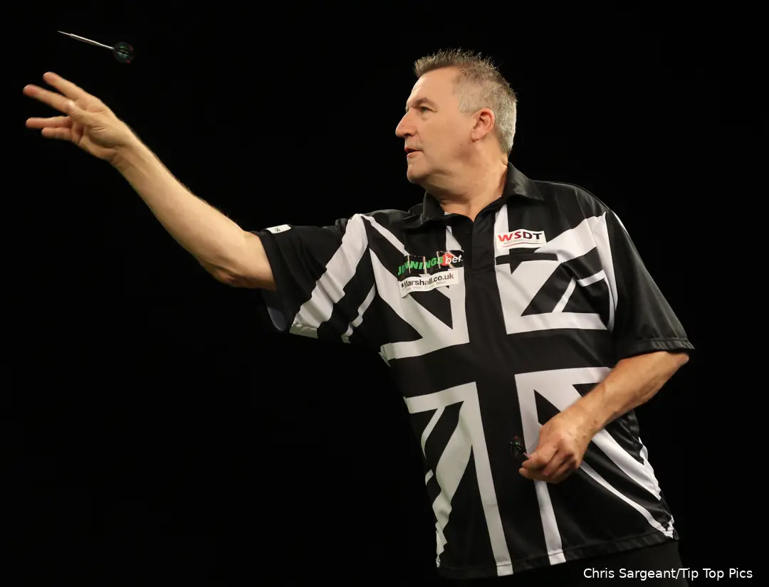 Ronnie Baxter throwing the dart