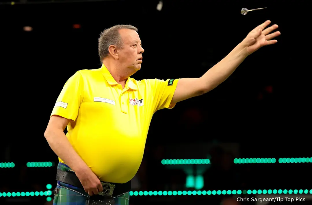 Les Wallace throws dart