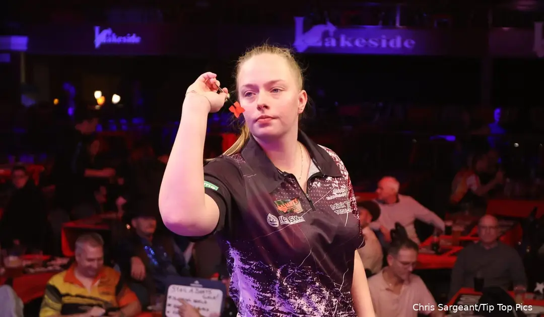 Lerena Rietbergen en route to her opening win at the 2025 WDF World Championship.