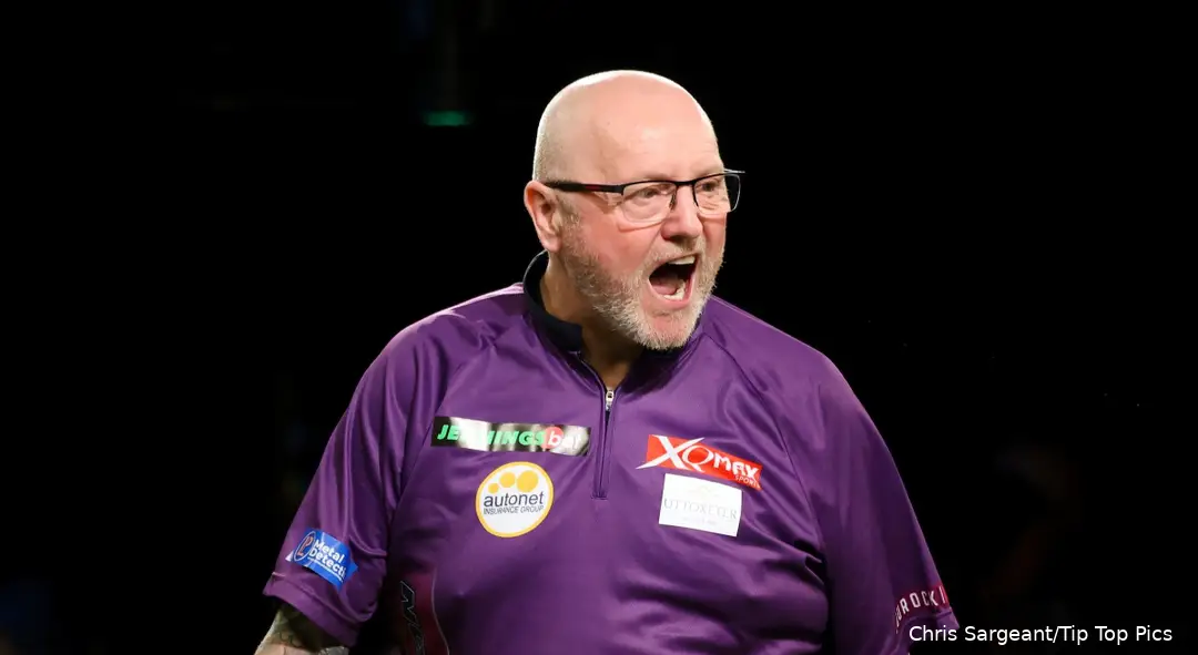 Andy Hamilton jubelt