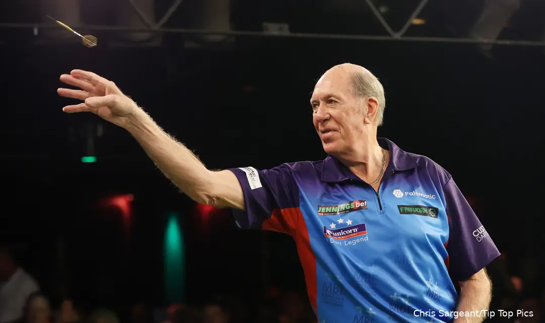 John Lowe won drie wereldtitels, maar is ook bekend omdat hij de eerste speler was die een negendarter gooide op een televisietoernooi