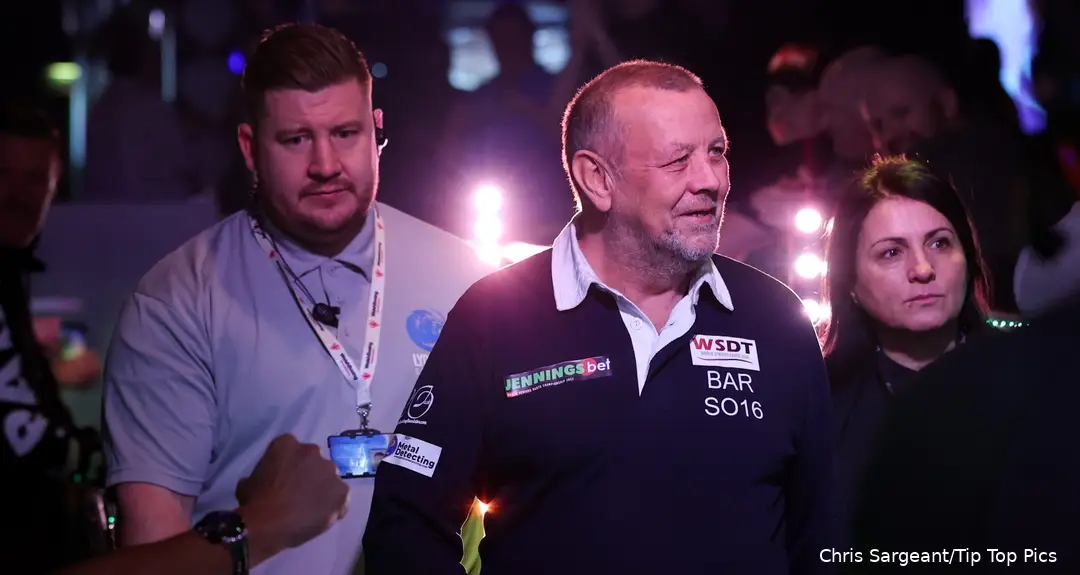 Les Wallace tijdens een walk-on op de World Seniors Darts Tour