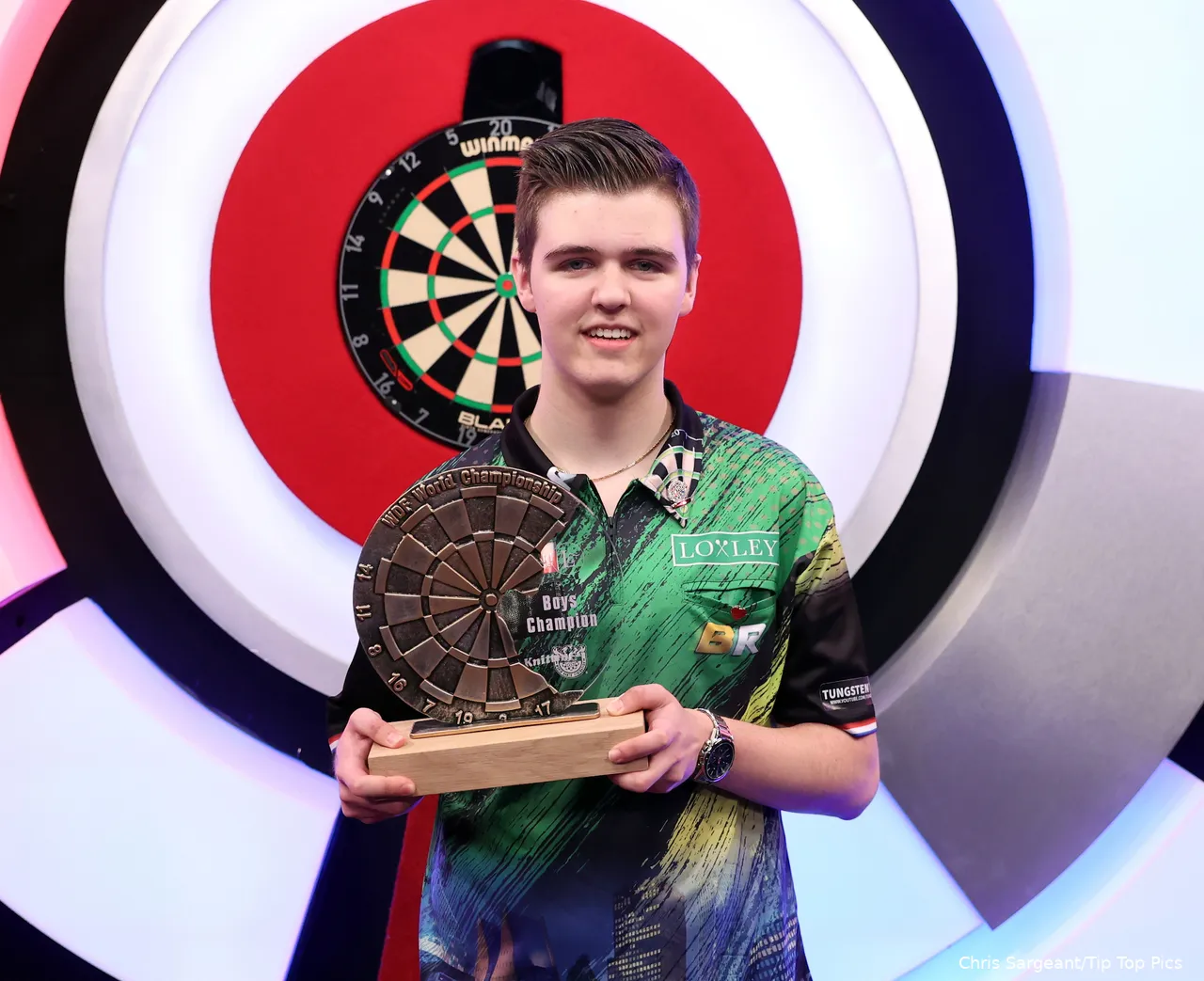 Roes as winner of the 2022 WDF Youth World Cup