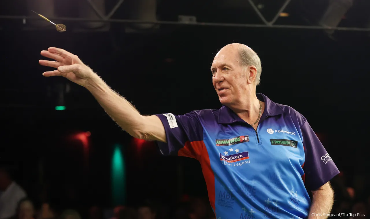 John Lowe won drie wereldtitels, maar is ook bekend omdat hij de eerste speler was die een negendarter gooide op een televisietoernooi