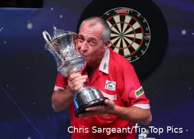 Wayne Warren kisses the BDO World Championship title