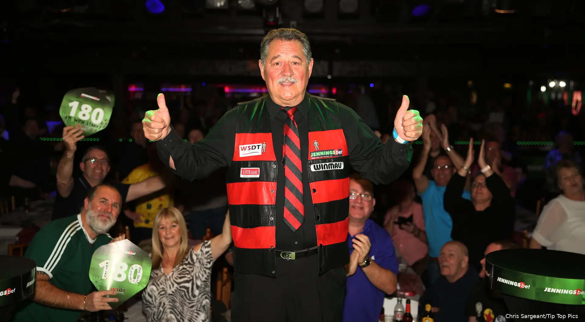 Dennis Priestley in zijn kenmerkende rood-zwarte outfit