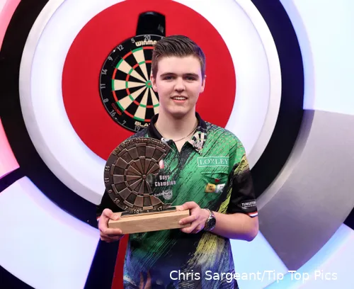 Roes as winner of the 2022 WDF Youth World Cup