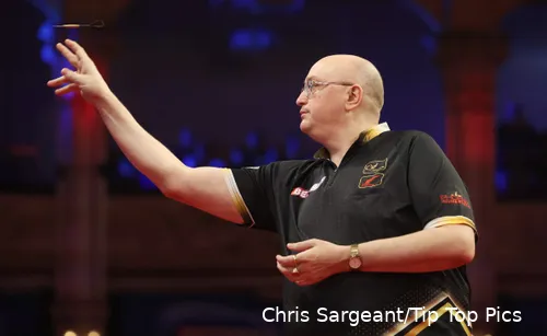 Andrew Gilding in action