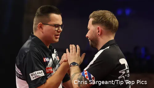 Gian van Veen and Danny Noppert battle it out in a Dutch underdog match