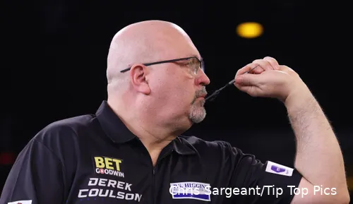Überraschungspaket Derek Coulson ist zwei Siege vom Titel bei der World Seniors Darts Championship entfernt