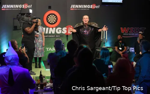 Dartslegende Bobby George is de grondlegger van de traditie waarbij spelers met hun eigen walk on song het podium betreden op grote toernooien