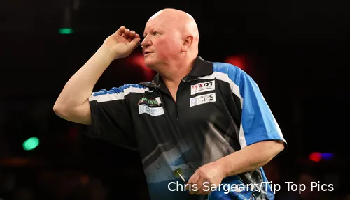 Terry Jenkins gooit zijn pijlen naar het bord.