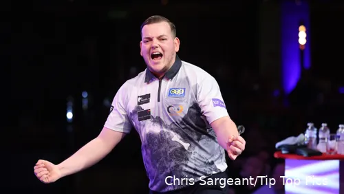 Bij zijn debuut op Lakeside won Jarno Bottenberg met 2-0 in sets van Jamie Lewis