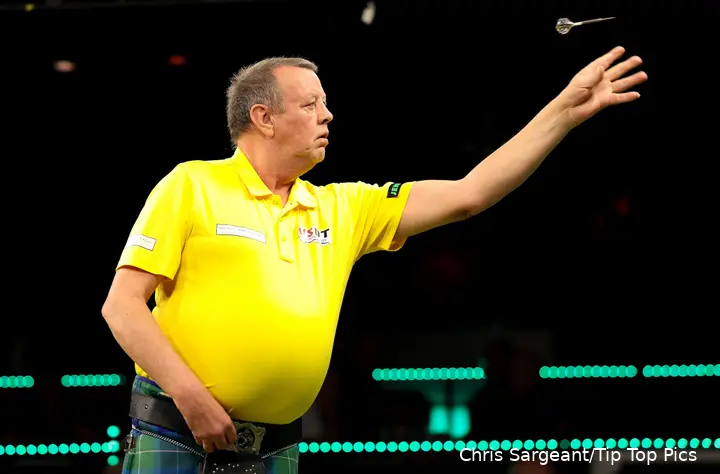 Les Wallace throws dart
