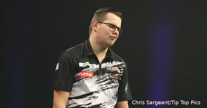 Gian van Veen has to drop out of the World Darts Championship after just one match