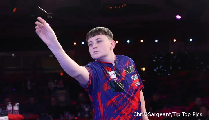 Mitchell Lawrie completes incredible opening win at Lakeside.