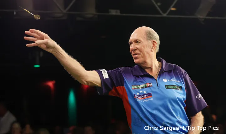 John Lowe gewann drei Weltmeistertitel, ist aber auch dafür bekannt, dass er der erste Spieler war, der bei einem Fernsehturnier einen 9-Darter warf.