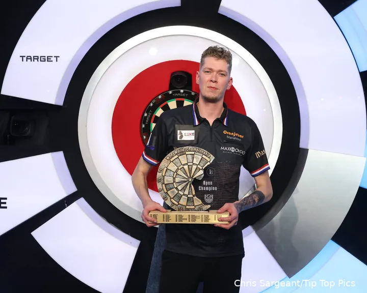Jimmy van Schie hält die Lakeside-Trophäe in den Händen.