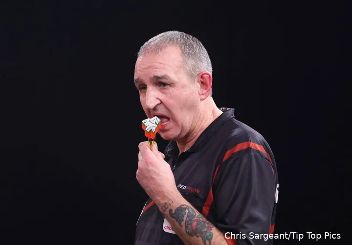 Richie Burnett kaut auf seinen Pfeilen